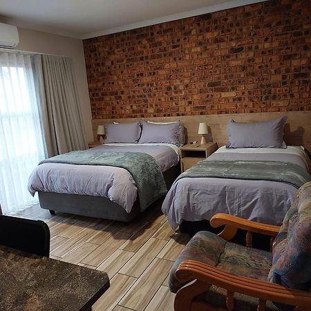 Twins Guest House Astoni Vanderbijlpark Exterior foto